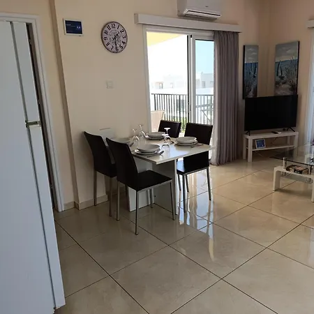 Adalena Court アパート パラリムニ