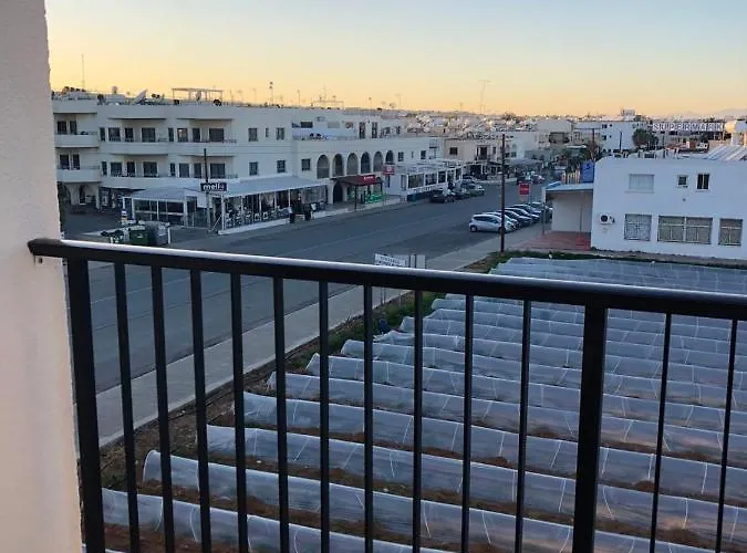 Adalena Court アパート *