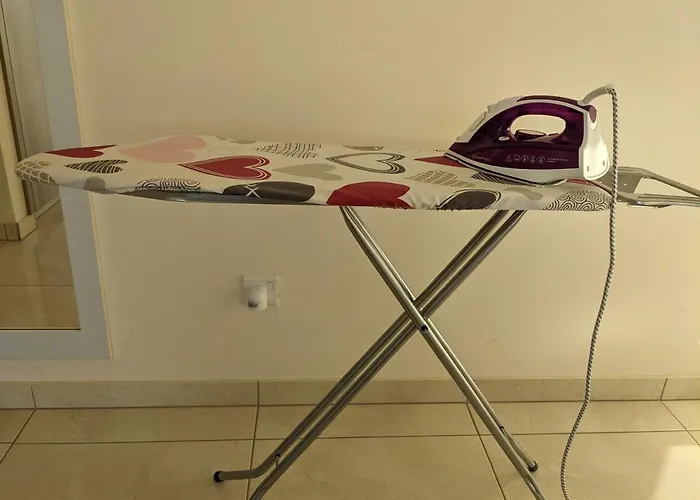 Adalena Court アパート