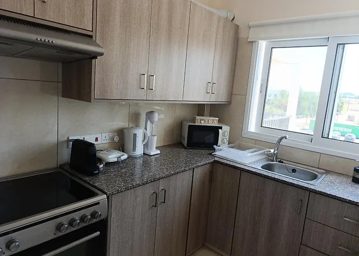 Adalena Court アパート